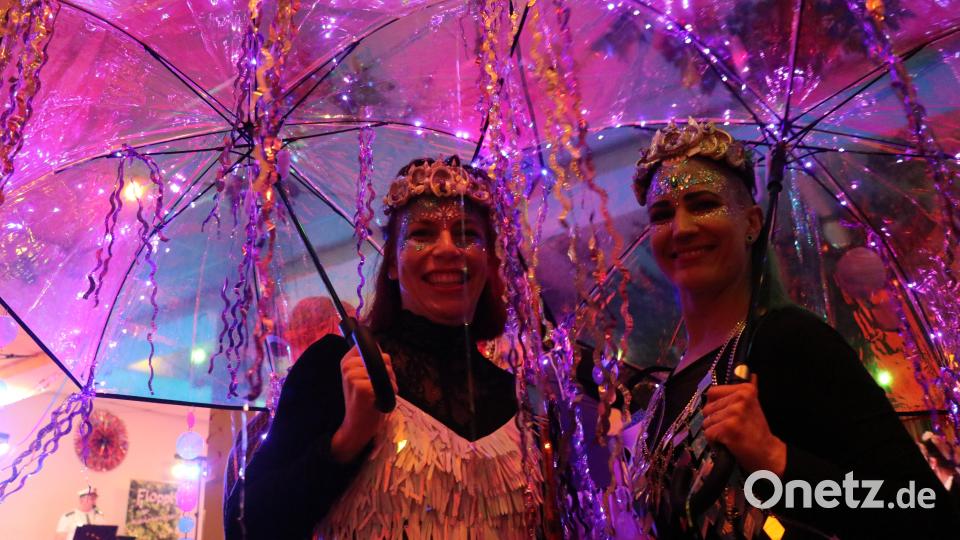 Fantasievolle Masken sind zu bewundern beim Frauenfasching in Sorghof. Bild: Willi Ertl