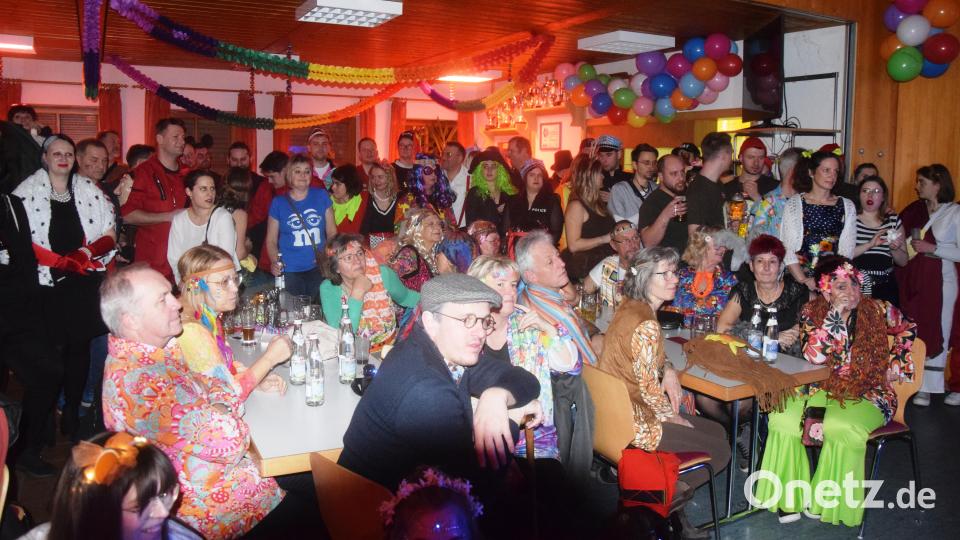 Belustigt verfolgen die Besucher den Auftritt der DJK-Fußballer. Bild: fz