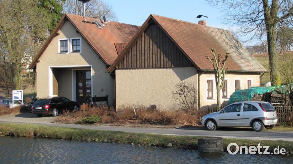 Der Zahn der Zeit hat das Burkhardsreuther Feuerwehrhaus angeknabbert. Doch die Gemeinde Trabitz musste den Neubau zurückstellen. Bild: bjp