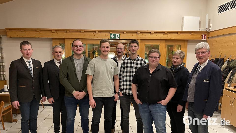 Im Rahmen der Jahreshauptversammlung wurden von den Ehrengästen einige Neumitglieder aufgenommen: (von links) vlf-Vorsitzender Helmut Grillmeier, Landrat Roland Grillmeier, Simon Schaumberger, Lukas Reichenberger, BBV-Vizepräsident Ely Eibisch, Rainer Kraus, Wolfgang Stangl, Kreisbäuerin Irmgard Zintl und Geschäftsführer Wolfgang Wenisch. Bild: Wolfgang Wenisch/exb