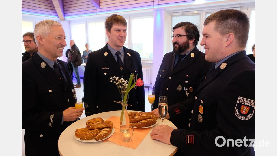 Auch eine Abordnung der Speinsharter Feuerwehr ist anwesend. Bild: do