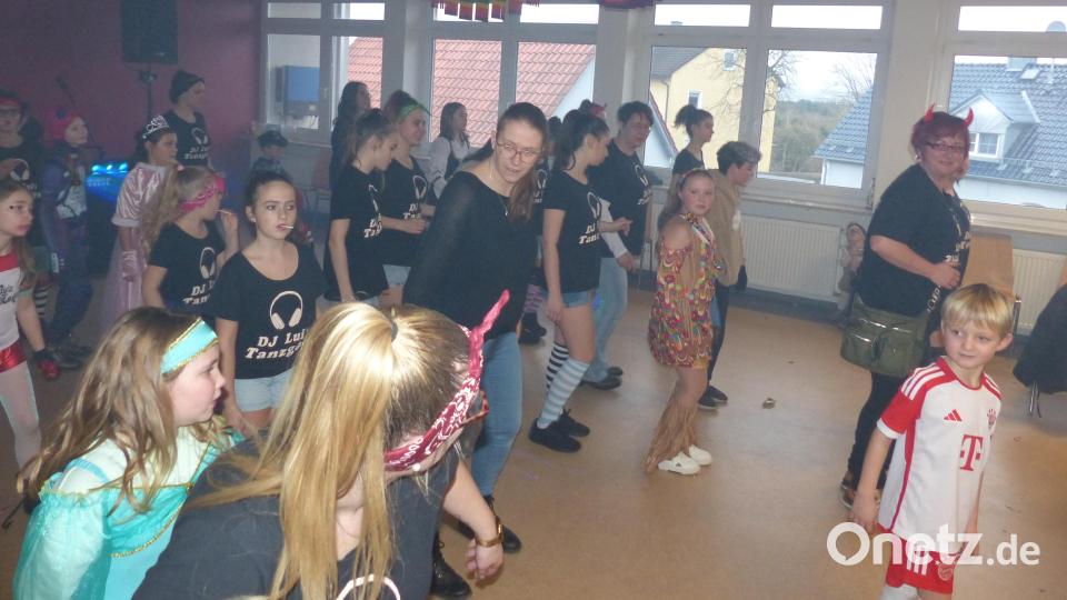 Egal, ob als Fußballer oder Prinzessin verkleidet: Die kleinen Faschingsfans in Neudorf lassen sich von DJ Lui und seinen Tanzgirls mitreißen. Bild: hme