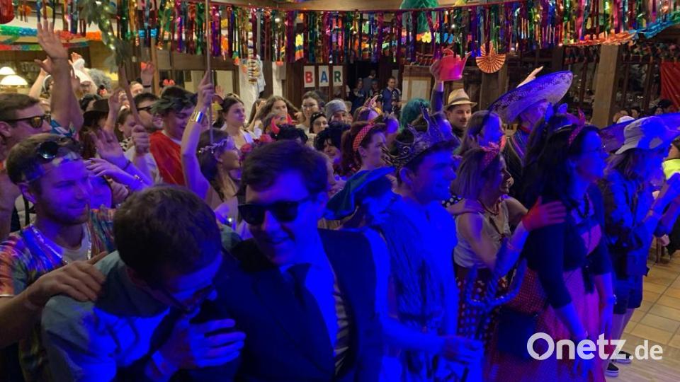Beim Sportlerball mit der Partyband &quot;Stoabeißer&quot; wird so richtig abgefeiert. Bild: rro