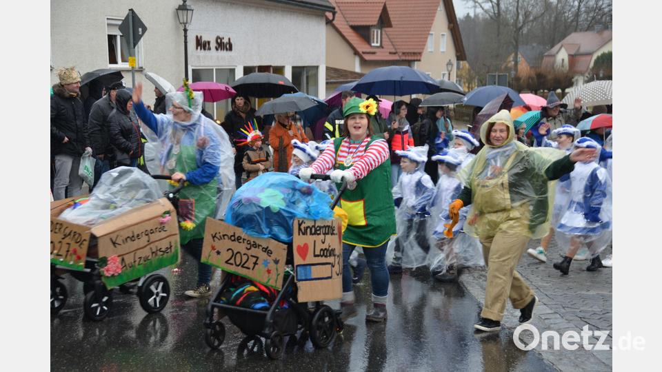 Ein buntes Spektakel durften die Zuschauer beim Faschingsumzug in Altenstadt im vergangenen Jahr erleben. Trotz des Regens säumten Zuschauer die Straßen und klatschten begeistert Beifall. Archivbild: dob