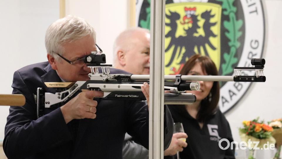 Bürgermeister Johannes Reger testete die Anlage selbst mit einem Luftgewehr. Bild: Melissa Wagner /exb