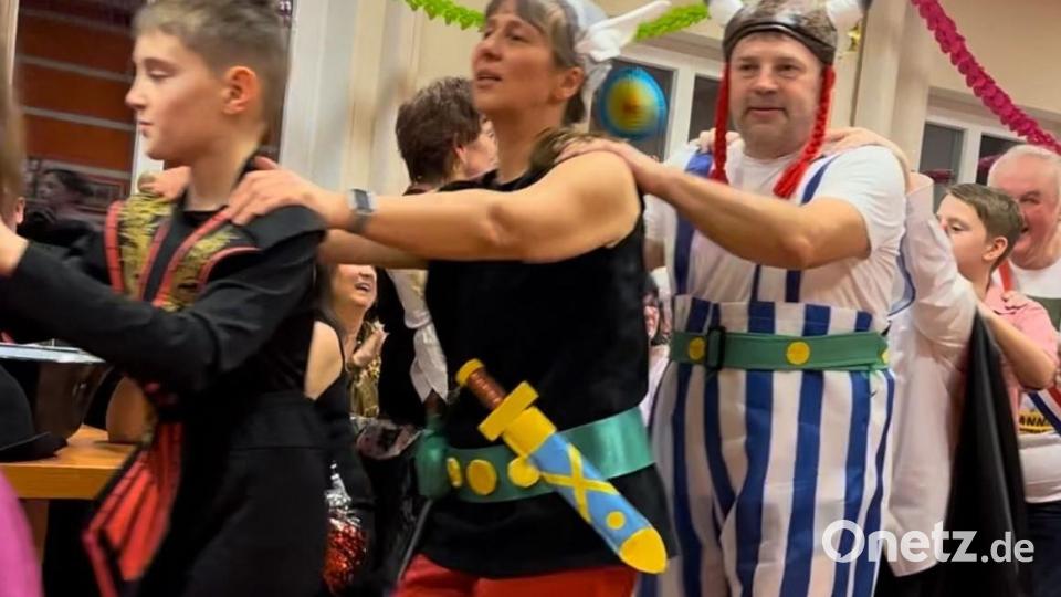 Kirchenpflegerin Nicola Hummer als Asterix und ihr Begleiter als Obelix reihten sich in die Polonaise. Bild: gz