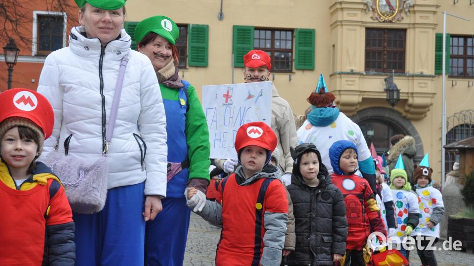 Mit einem bunten und farbenfrohen Spektakel setzen sich die Kindergärten beim traditionellen Faschingsumzug vom Rathaus zur Stadthalle wieder in Szene. Bild: dob