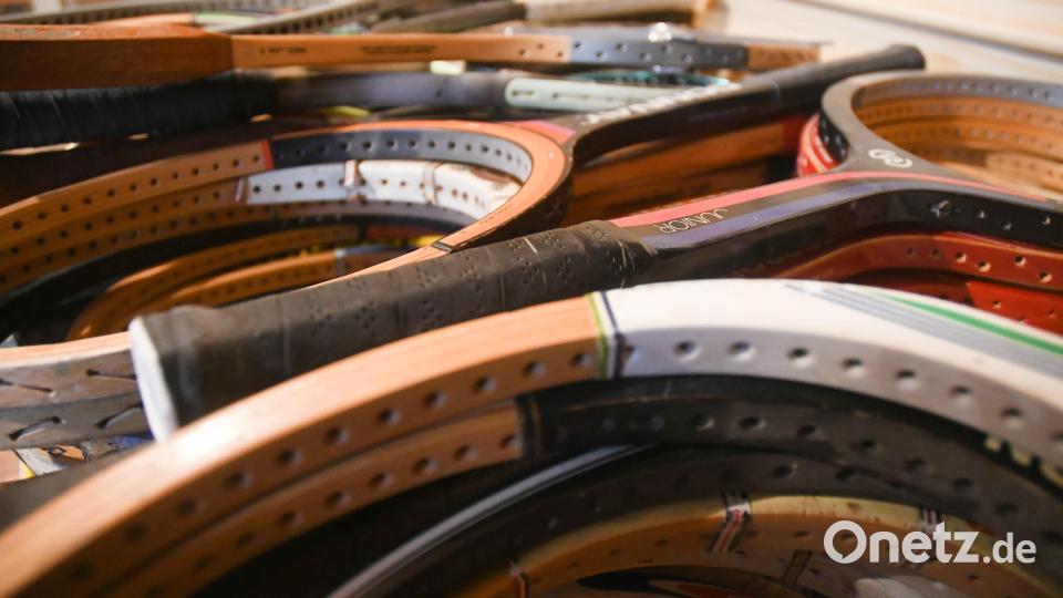 Tennisschläger-Liebhaber Günther Kulzer hat mehr als 100 Rackets gesammelt. Bild: Gabi Schönberger