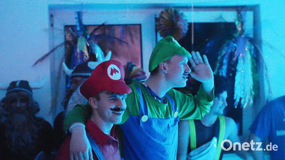 Bei der Kostümprämierung beim Fasching in Wildenreuth buhlen Mario und Luigi um den Applaus des Publikums. Bild: lum