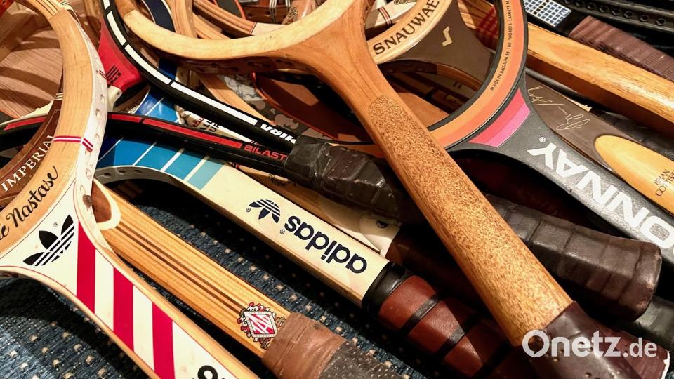 Tennisschläger-Liebhaber Günther Kulzer hat mehr als 100 Rackets gesammelt. Bild: Gabi Schönberger