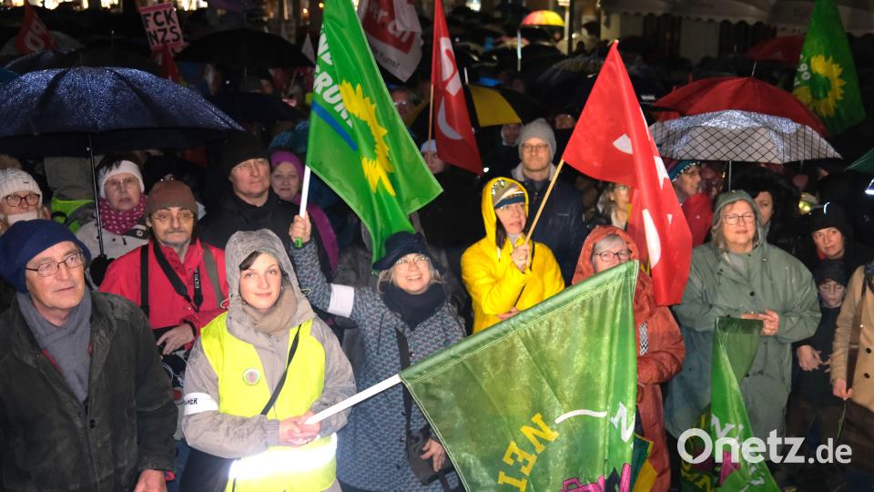 Mit Fahnen und Transparenten demonstrieren am Mittwoch auf dem Schwandorfer Marktplatz rund 500 Menschen gegen Hass und Ausgrenzung. Bild: Hirsch