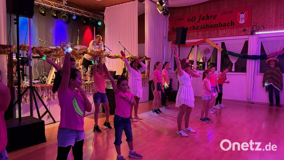 Die Kindertanzgruppe des SC Kirchenthumbach legte unter großem Applaus ihre Tanzeinlage ab. Bild: msk