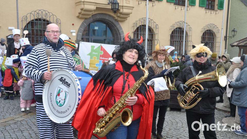 Eine Abordnung des Musikvereins Waidhaus mit Hermann Mack als Sträfling, Teufel und anderen tierischen Musikanten führt den Umzug an. Bild: dob