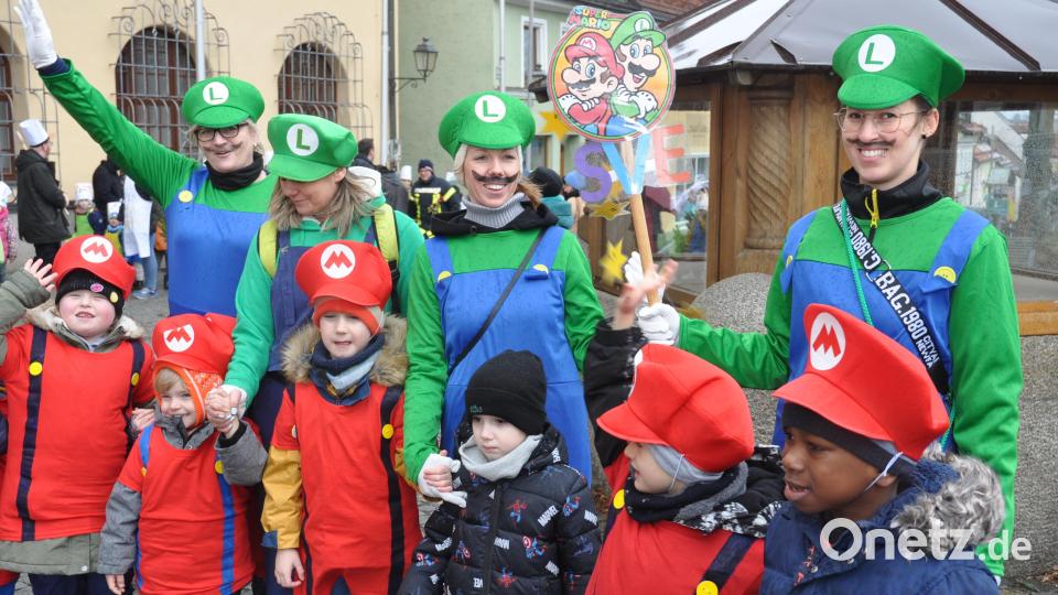 Die beliebten Charaktere aus den &quot;Mario Brothers&quot; (SVE) jubeln den Schaulustigen entlang der Umzugsstrecke zu. Bild: dob