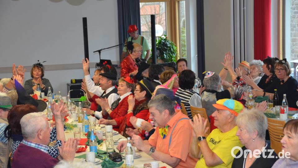 Alleinunterhalter Richard Wagner spielt einen Hit nach dem anderen, so dass die Senioren begeistert mitklatschen. Bild: dob