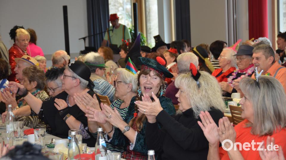 Mit viel Schwung und bester Stimmung feiern die Senioren Fasching. Bild: dob