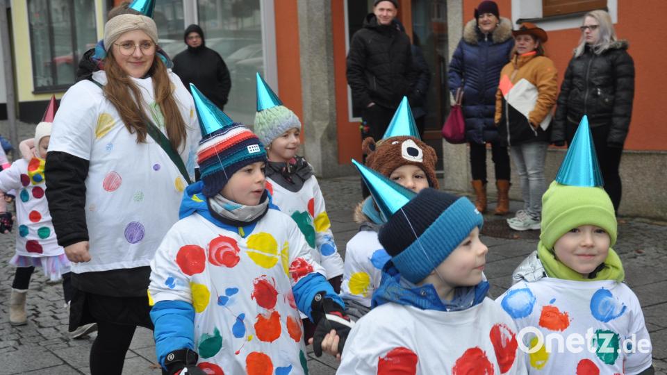 Die Kinder der Katholischen Kindertagesstätte Don Bosco verbergen sich hinter Clownsmasken. Bild: dob