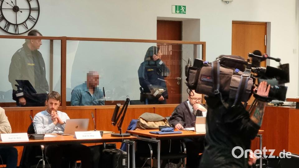 Der Angeklagte sitzt, wie die Verhandlungstage zuvor, mit gesenktem Kopf auf der Anklagebank hinter einer dicken Glasscheibe. Bild: scm