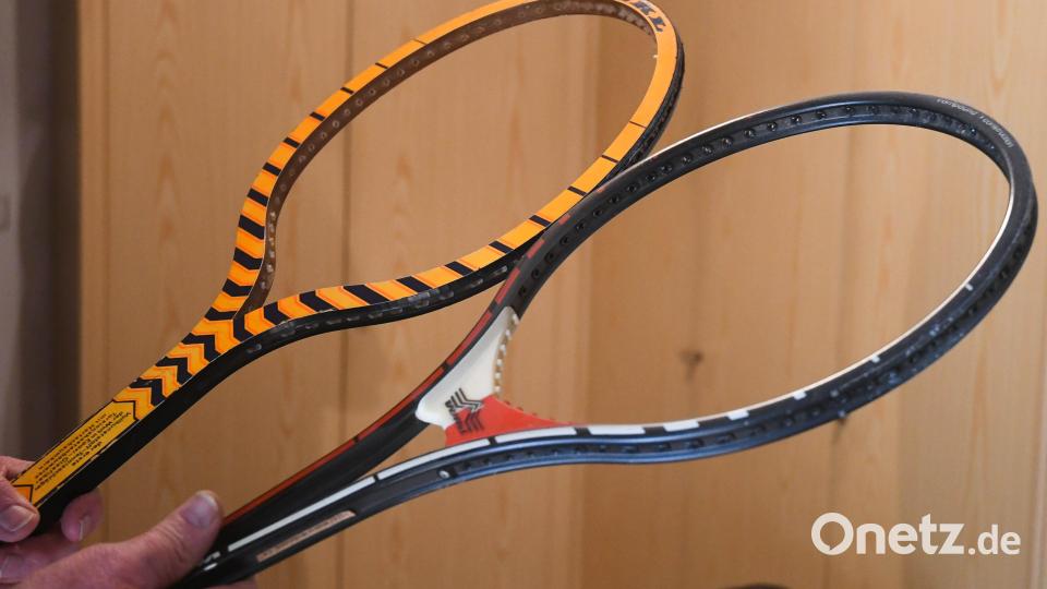 Diese beiden Tennisschläger will Günther Kulzer behalten. Alle anderen gut 100 Schläger, die er gesammelt hat, gibt er her. Bild: Gabi Schönberger