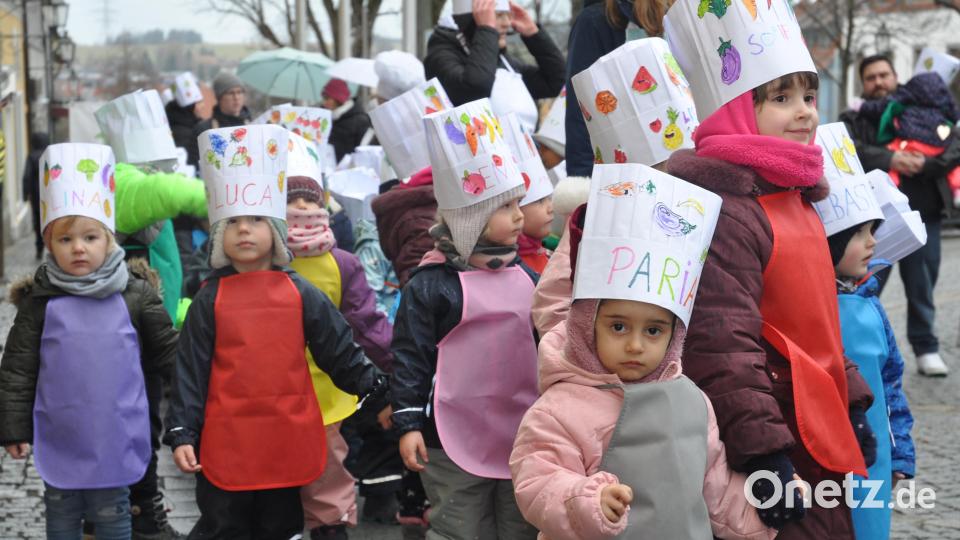 Das Sprichwort &quot;Viele Köche verderben den Brei&quot; gilt an diesem Tag nicht. Das Haus für Kinder aus dem Evangelischen Gottfried Sperl Kindergarten verknüpft an das Thema gesunde Ernährung mit dem Fasching. Bild: dob