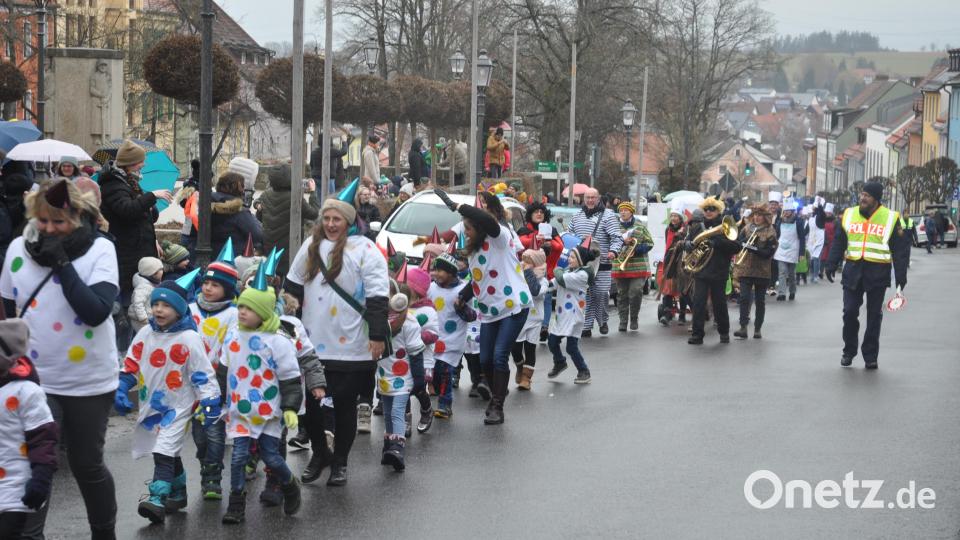 Mehr als 200 Kinder sind am Mittwochvormittag auf en Vohenstraußer Straßen unterwegs. Bild: dob