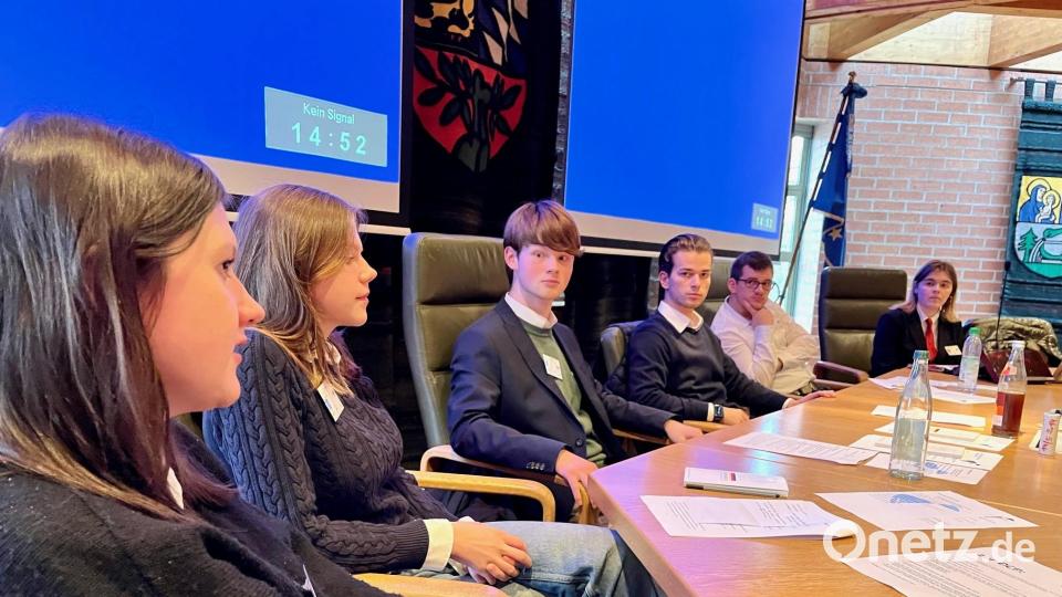 Beim "Planspiel" Politik schlüpfen Schülerinnen und Schüler des Augustinus-Gymnasiums Weiden in die Rollen von Bundestagsabgeordneten und verabschieden verschiedene Gesetzesentwürfe. Bild: Gabi Schönberger