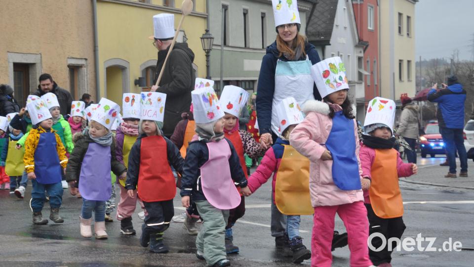 Mit einem bunten und farbenfrohen Spektakel setzen sich die Kindergärten beim traditionellen Faschingsumzug vom Rathaus zur Stadthalle wieder in Szene. Bild: dob