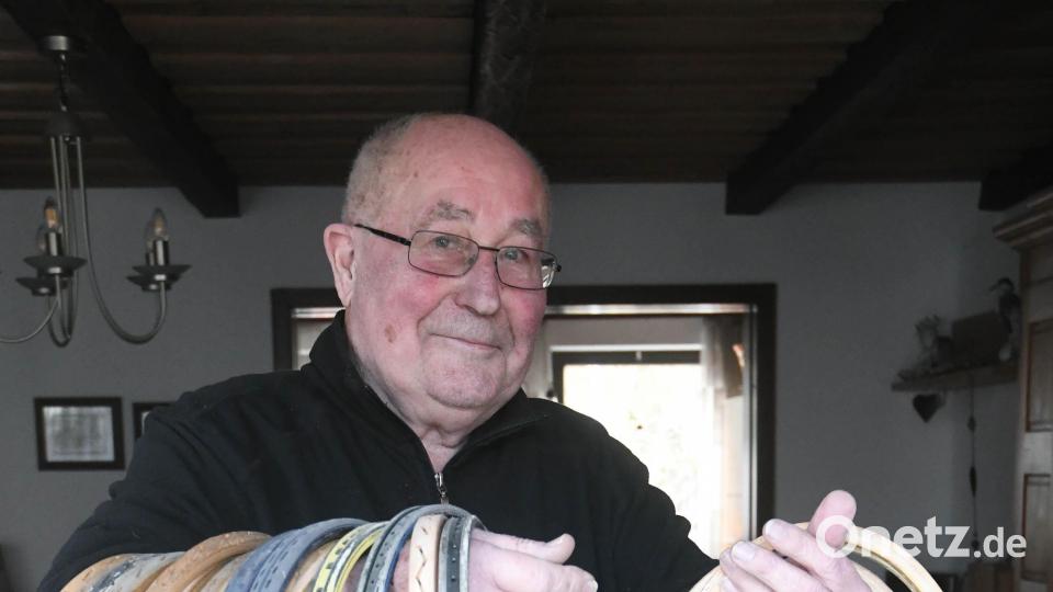 Sammler Günther Kulzer zeigt stolz einen Teil seiner Tennisschlägersammlung. Bild: Gabi Schönberger