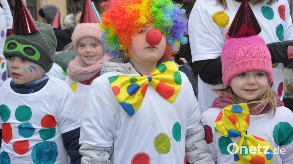 Die Kinder der Katholischen Kindertagesstätte Don Bosco verbergen sich hinter lustigen Clownsmasken. Bild: dob