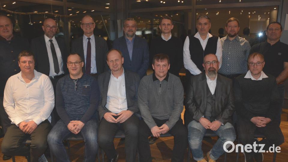 Seit 25 Jahren sind diese Mitarbeiter bei der Hamm AG tätig. Mit im Bild (stehend, von links) stellvertretender Betriebsratsvorsitzender Thomas Pinzer, Betriebsratsvorsitzender Günther Fiedler und Vorstand Dr. Stefan Klumpp. Bild: jr