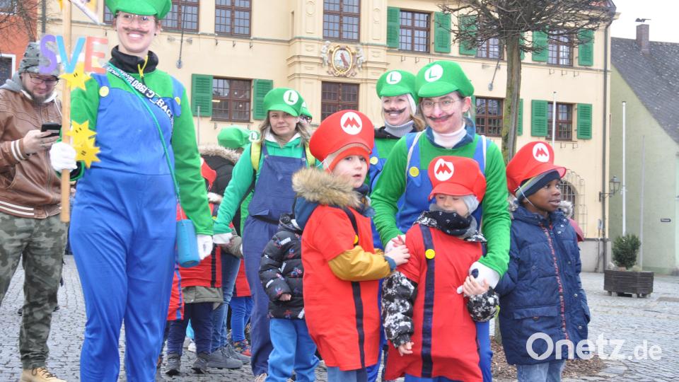 Mit einem bunten und farbenfrohen Spektakel setzten sich die Kindergärten beim traditionellen Faschingsumzug vom Rathaus zur Stadthalle wieder in Szene. Bild: dob