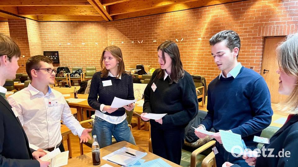 Bei dem Besuch im Rathaus diskutieren die Schülerinnen und Schüler aus der Perspektive verschiedener Parteien unter anderem über ein mögliches Alkoholverbot. Bild: Gabi Schönberger