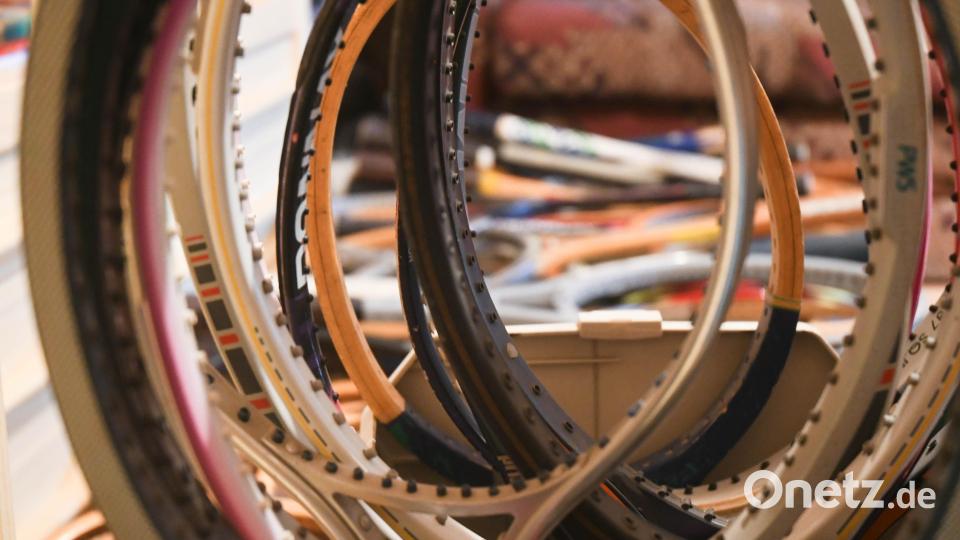 Tennisschläger-Liebhaber Günther Kulzer hat mehr als 100 Rackets gesammelt. Bild: Gabi Schönberger