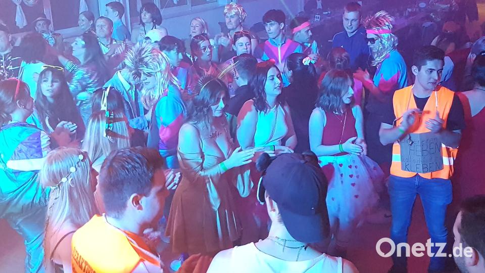 Bei den Hits der Band Mystery 6 waren selbst Engel und Klimakleber auf der Tanzfläche zu finden. Bild: msk