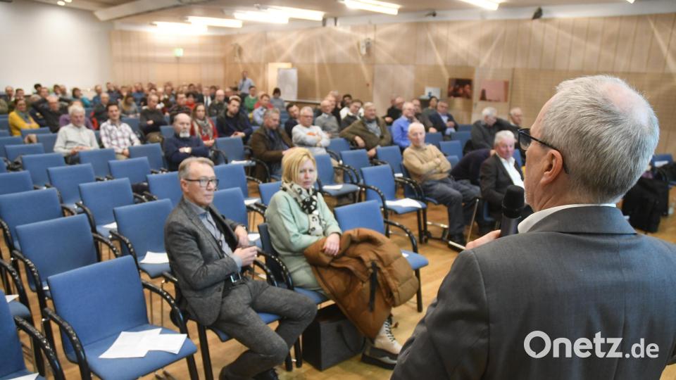 Klaus Bergmann vom Energietechnologischen Zentrum (ETZ) Nordoberpfalz hatte Antworten auf technische Fragen und erklärte die finanziellen Beteiligungsmöglichkeiten für Bürger an Windkraftanlagen. Bild: Gabi Schönberger