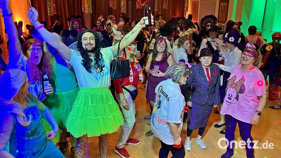 Auf der Tanzfläche tummeln sich beim Faschingsball des Frauenbunds Rothenstadt viele Figuren aus der Disney-Welt. Bild: R. Kreuzer