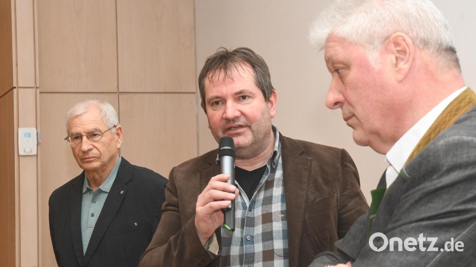 Als Vertreter verschiedener Energiegenossenschaften sprachen (von links) Josef Langgärtner (Vorstandsvorsitzender Bürgerenergie Parkstein eG), Alexander Goller (Neue Energien West eG und Bürgermeister von Vorbach) sowie Günter Stich (Vorstand Zeno eG). Bild: Gabi Schönberger