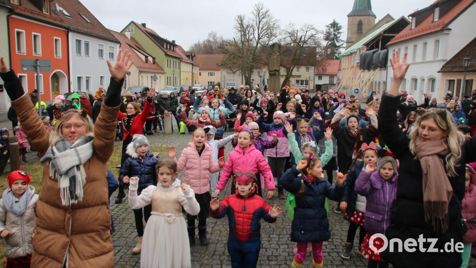 Emma (links) und Lisa Marie Spachtholz animierten die Kinder zum Mittanzen. Bild: sne