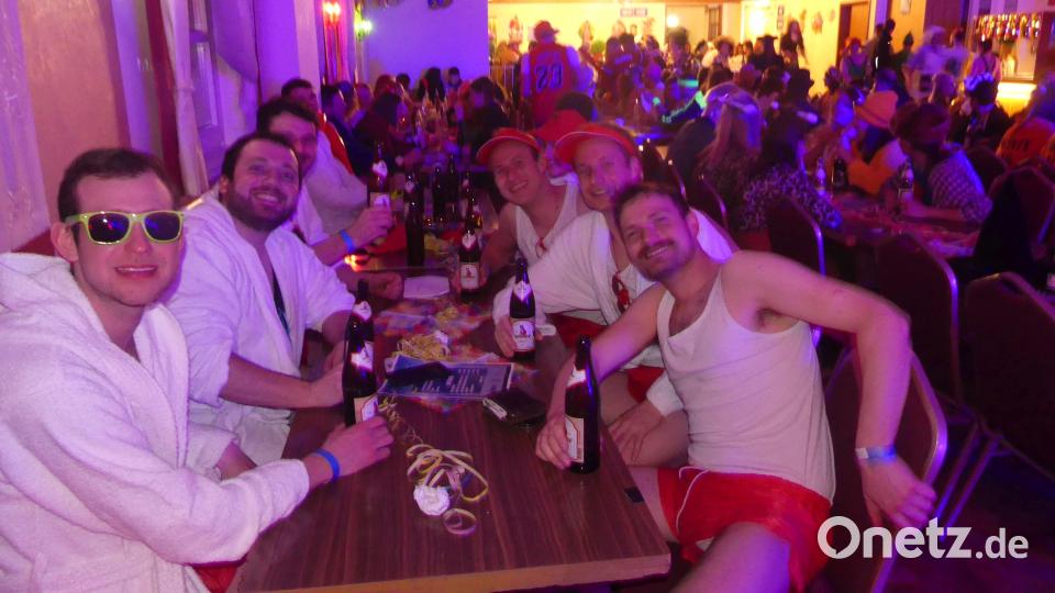 Die leicht bekleidete Herrentruppe ist bereit für den Sprung in den Pool. Bild: rtw