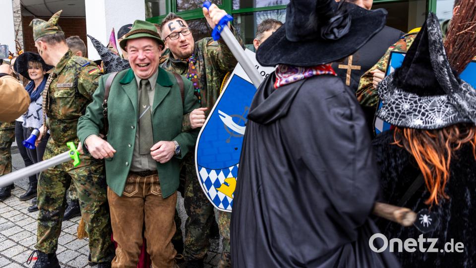 Hexen gegen Soldaten: Bürgermeister Roland Strehl (Zweiter von links) hat sichtlich seinen Faschingsspaß. Bild: hbe