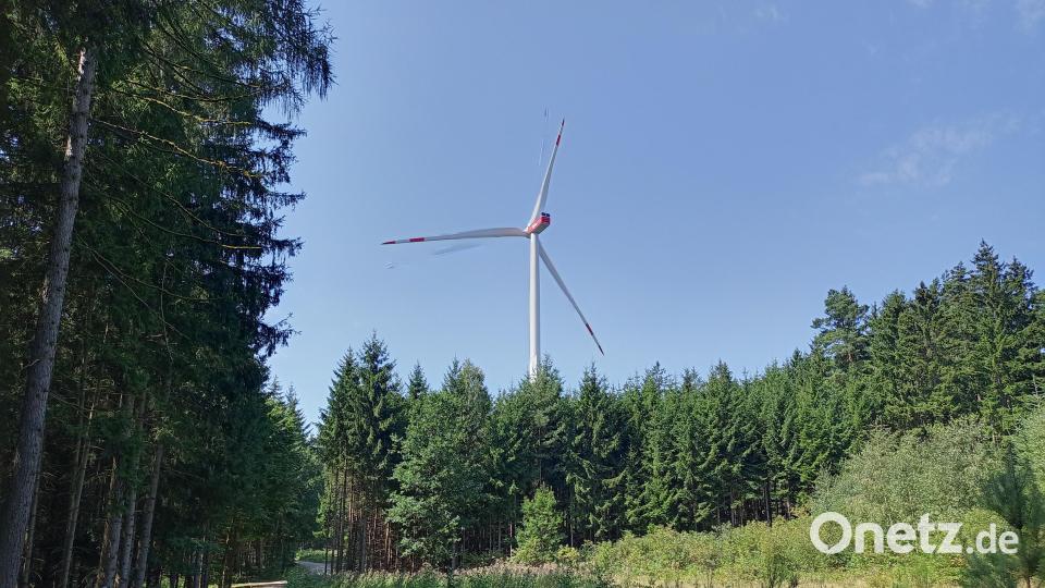 In ein paar Jahren sollen – wie hier am „Luher Berg“ im Landkreis Schwandorf – auch im Weidener Stadtgebiet Windräder stehen. Weidener und Bürger aus den Nachbarkommunen können sich dann finanziell am Profit aus diesen Anlagen beteiligen. Bild: shl