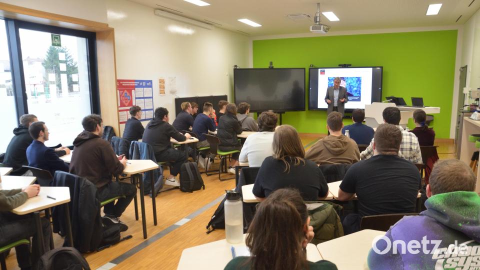 Prof. Claus Koss (vorne am Bildschirm), Schülerinnen und Schüler der Berufsschule plus sowie der Fachschule für Wirtschaftsinformatik und Informatiktechnik. Bild: Martin Hornauer/exb