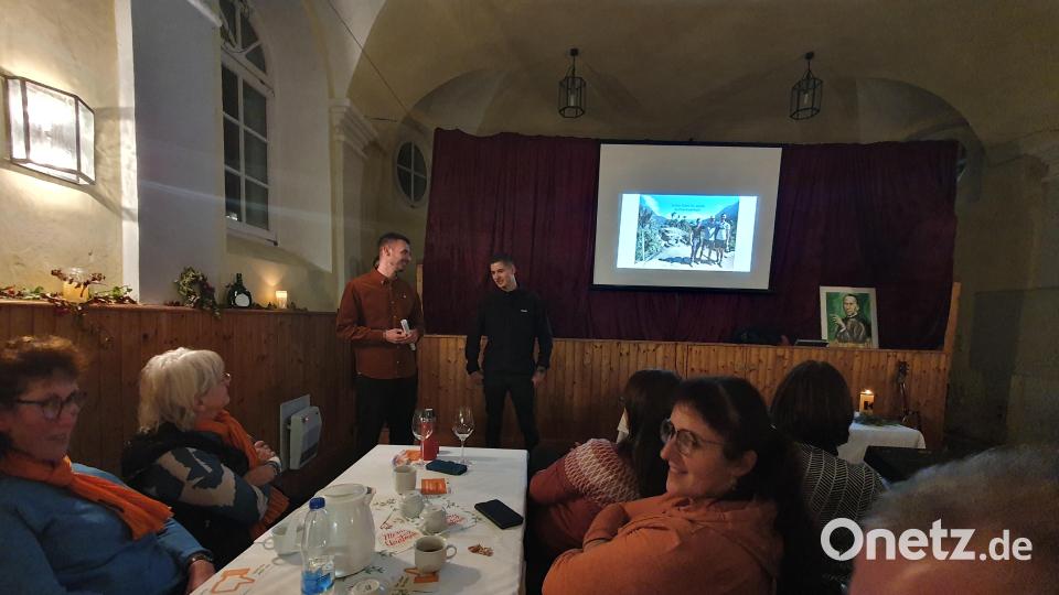 Maximilian Memmel und Tobias Kennel (von links) waren drei Wochen in Kolumbien. Über ihre Reise berichteten Sie beim Kolpinggedenktag. Bild: kaz