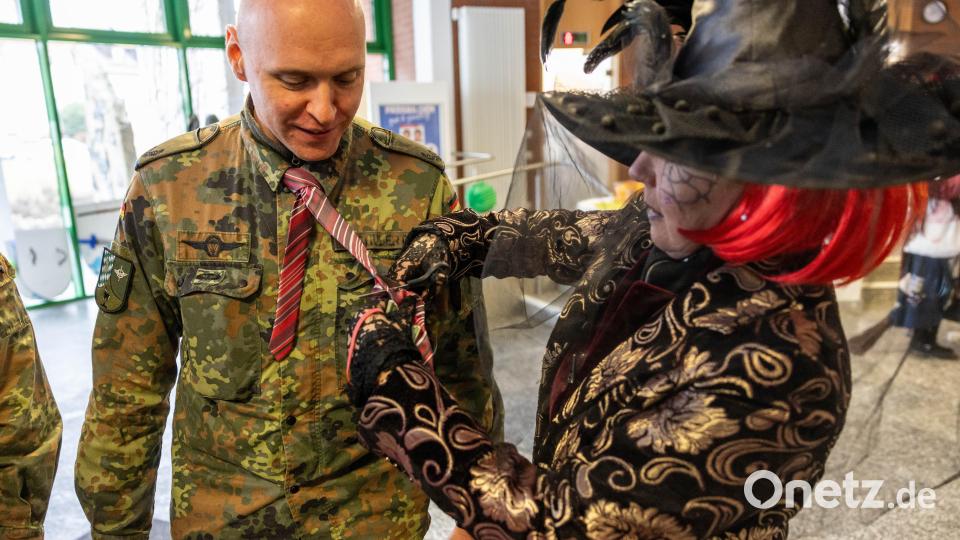 Normalerweise gehört zur Felduniform keine Krawatte. Doch der Faschingsgaudi halber hat auch dieser Major eine getragen - sie wurde ihm prompt abgeschnitten. Bild: hbe