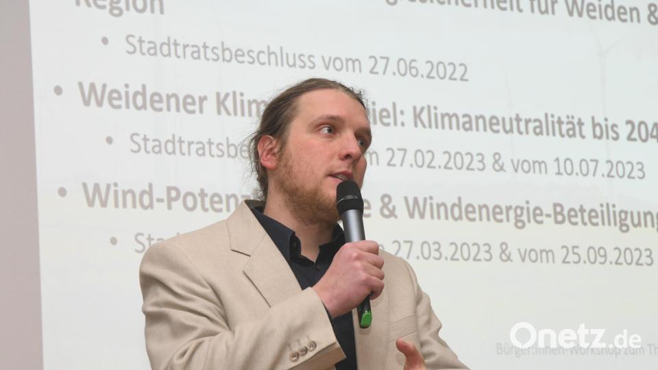Klimaschutzmanager David Kienle erläuterte immer wieder, dass sich die Bürger in die Planungen zur Windkraft einbringen können und sollen. Bild: Gabi Schönberger
