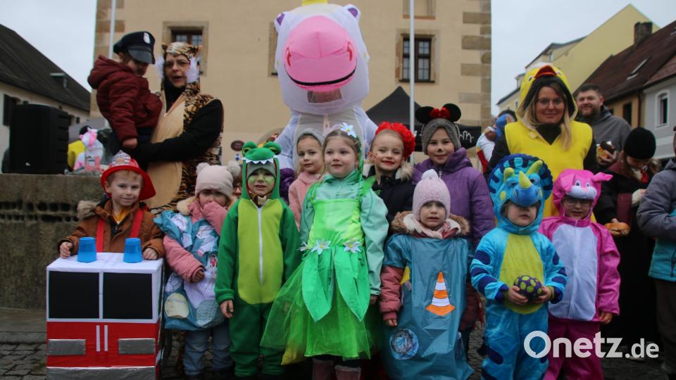 Viele bunte Gestalten belagerten den Marktplatz vor dem Rathaus. Tiger und FU-Vorsitzende Susanne Schnabel freuts. Bild: sne