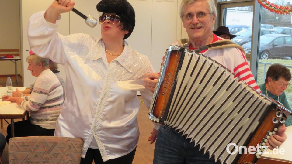 Elvis(Claudia Stöckl) und Musiker Franz Fichtl ttraten gemeisam auf. Bild: adj