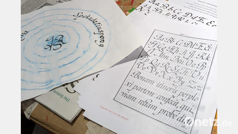 Mit ersten Übungen gestaltete Papierbögen. Bild: Eva Konz/Kunst- und Kulturverein/exb