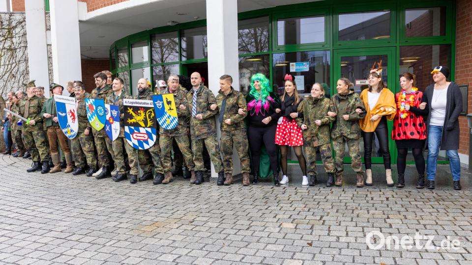 Um das Rathaus zu schützen, haben sich nicht nur Bürgermeister Roland Strehl und Verwaltungsmitarbeiter vor dem Eingang postiert, auch eine Abordnung von Soldaten des Logistikbataillons 472 aus der Schweppermannkaserne reihte sich in die bunte Abwehrkette ein. Bild: hbe