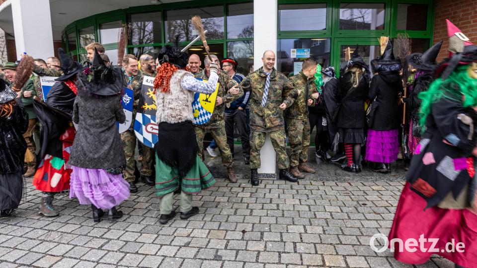Soldaten, Rathaus-Mitarbeiter und Hexen hatten eine wahre Faschingsgaudi. Bild: hbe